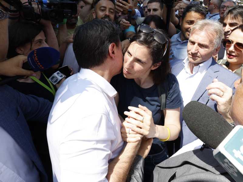 L'abbraccio di Schlein e Conte nella piazza M5s: prove di campo largo contro Meloni