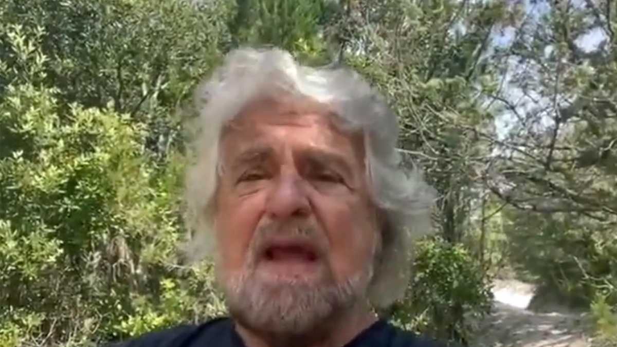 Immagine di "Brigate di cittadinanza? Era una boutade". Ora Grillo ironizza sulle polemiche