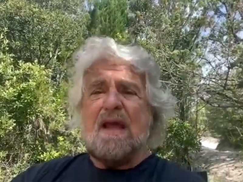 "Brigate di cittadinanza? Era una boutade". Ora Grillo ironizza sulle polemiche