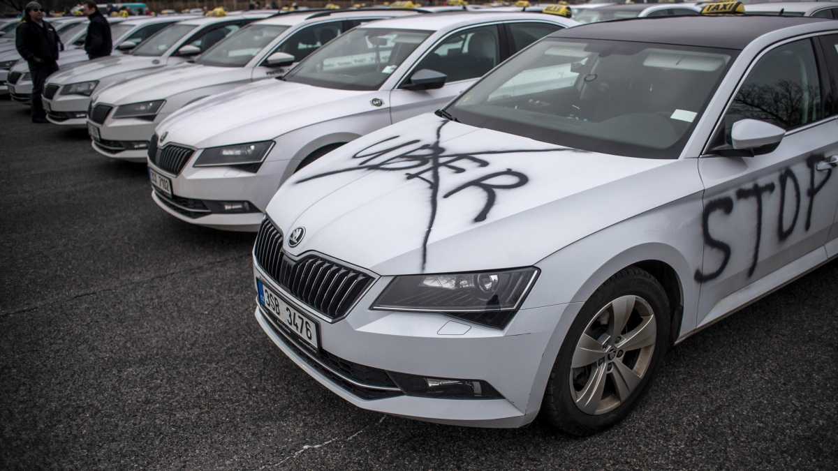 Immagine di Uber firma la pace con i tassisti italiani. Due servizi, un’unica app