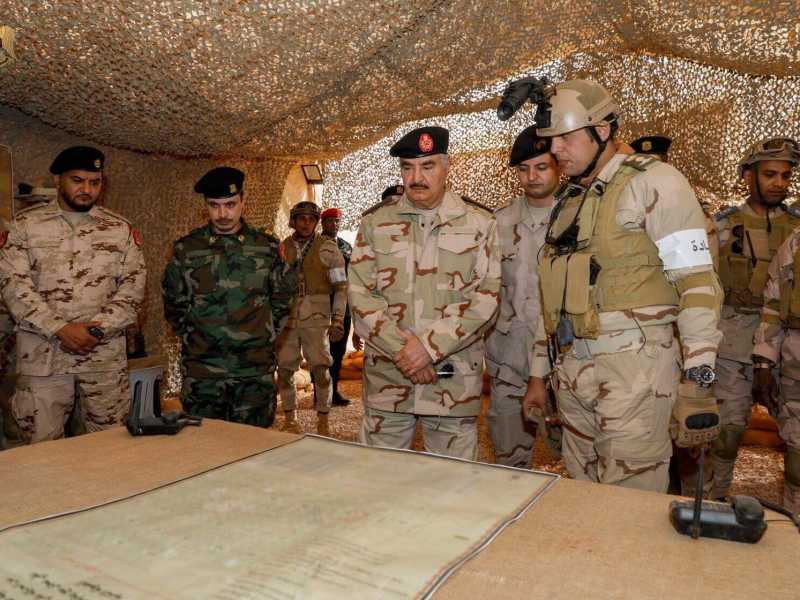  La famiglia Haftar riunita durante un'operazione militare. Da sinistra a destra, Saddam, il nipote del generale, Ayoub Busaif, Khalifa Haftar e l'altro figlio, Khaled