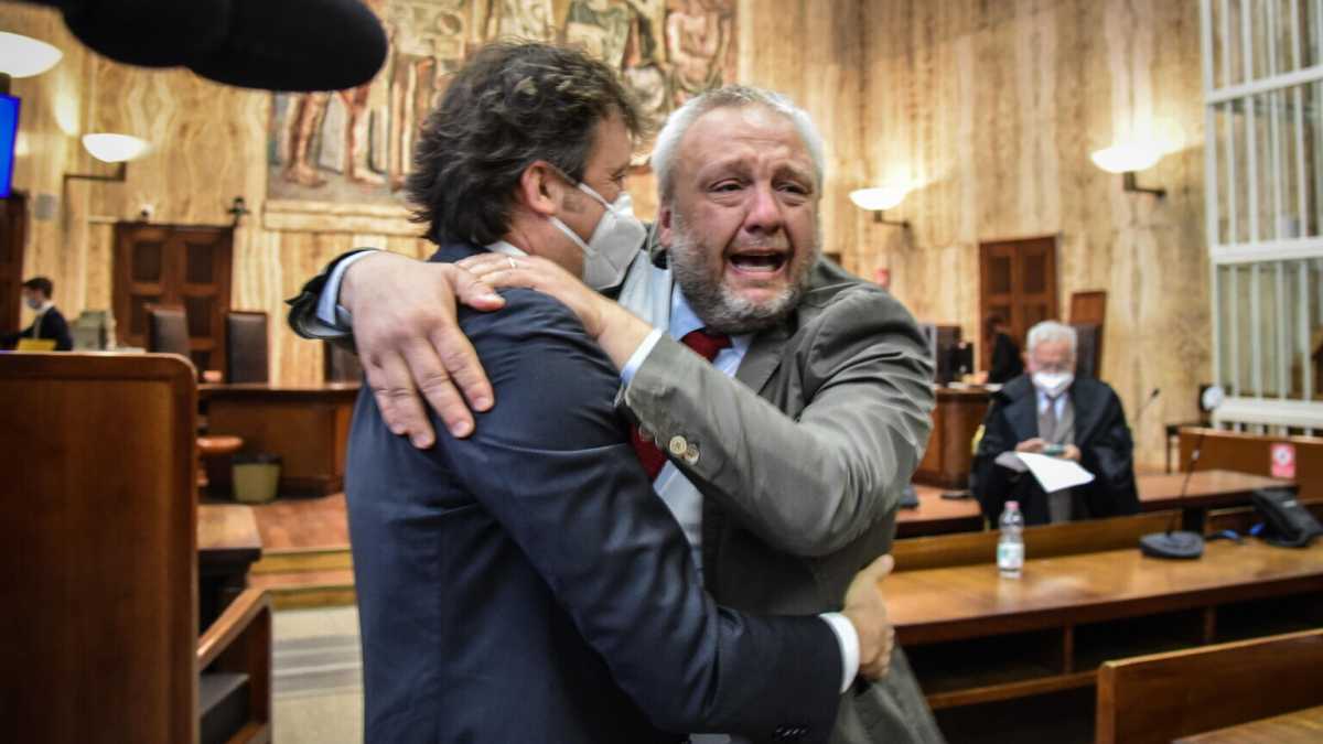 Immagine di Il caso Uggetti e il motto dei manettari rivoltato come un calzino