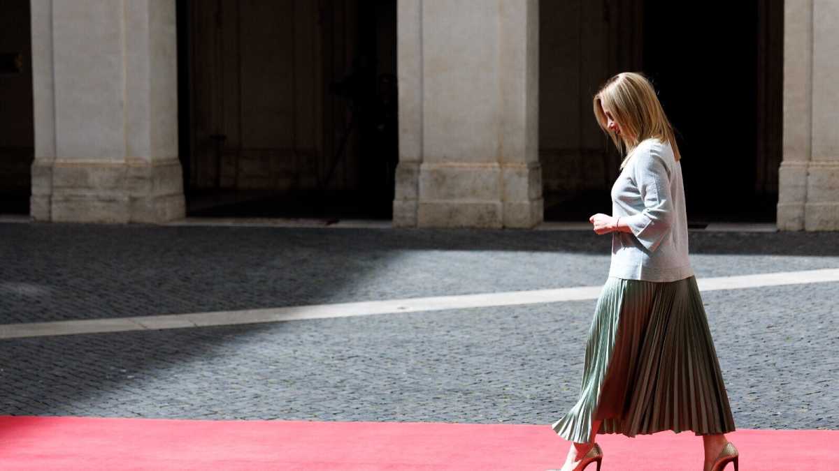 Immagine di Meloni e la "strategia dell'opossum" sul Mes. La maggioranza diserta ma sbanda, tensioni a destra