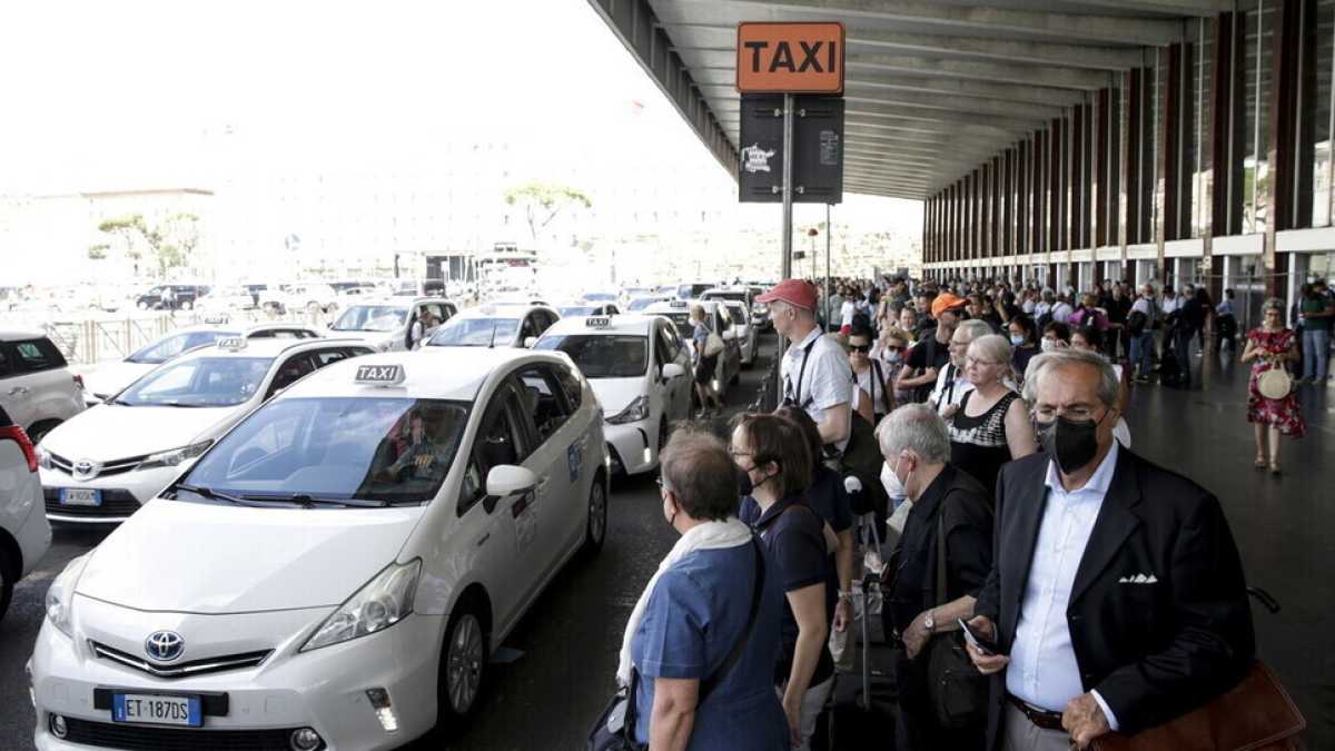 Immagine di Taxi introvabili, ma a Roma non si riassegnano 150 licenze