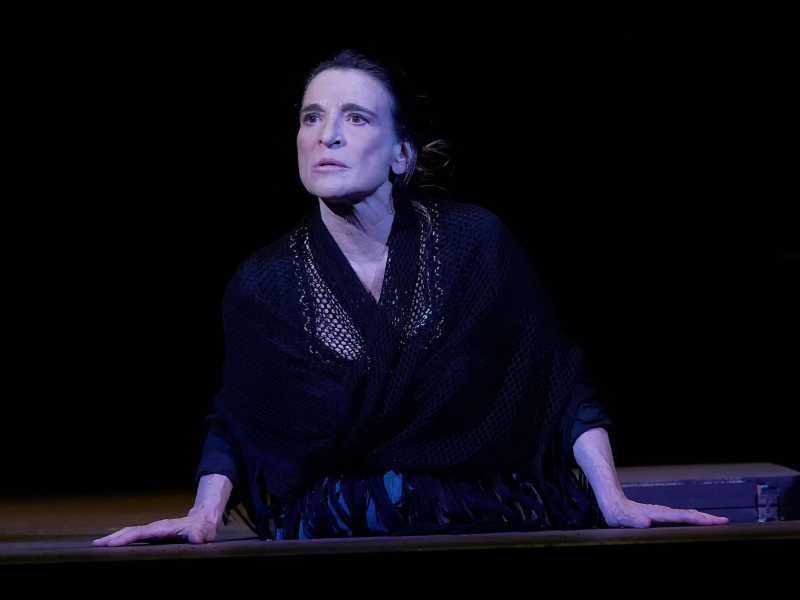 Lina Sastri: “Il teatro è libertà in un mondo sempre più finto”