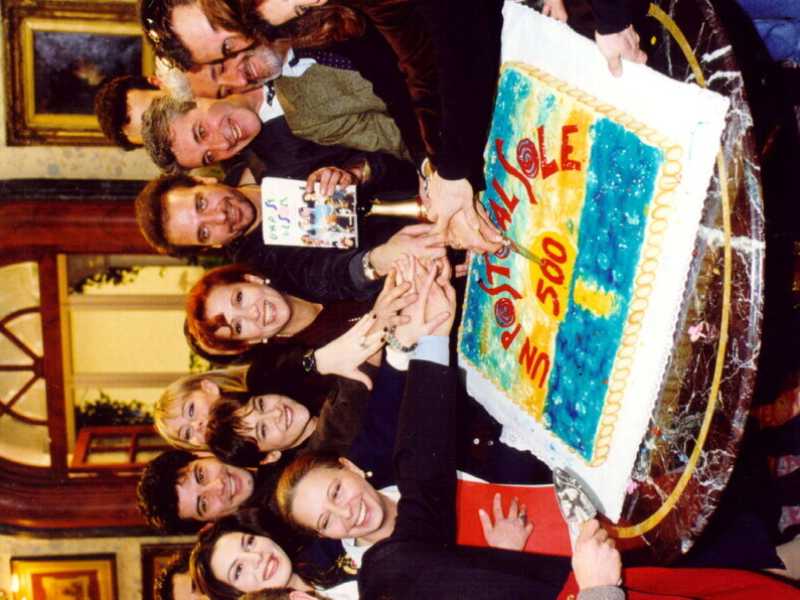 Nel ’99 il cast di “Un posto al sole” festeggiava il traguardo delle 500 puntate (Ansa) <br />
