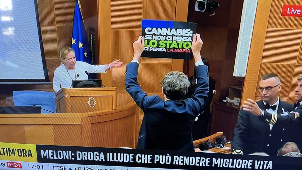 Immagine di La contestazione di Più Europa a Meloni durante il convegno contro le droghe
