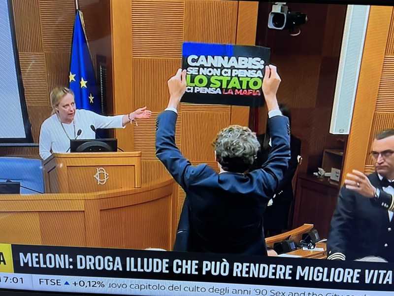 La contestazione di Più Europa a Meloni durante il convegno contro le droghe