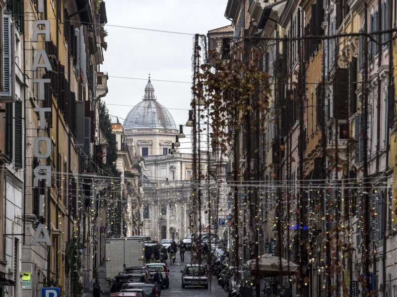 La basilica di Santa Maria Maggiore vista da via Panisperna (Ansa)