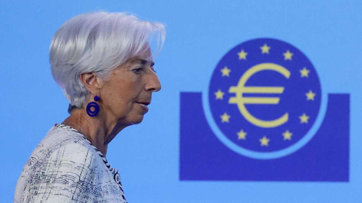 Immagine di Lagarde: "La Bce alzerà ancora i tassi a luglio". Tajani: "Così andiamo in recessione". Salvini attacca