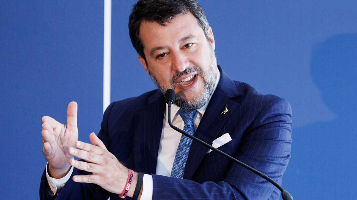 Immagine di Salvini d'oro: Ponte sullo Stretto, sud, Ppe. Il partito è con lui (e pure Luca Morisi)