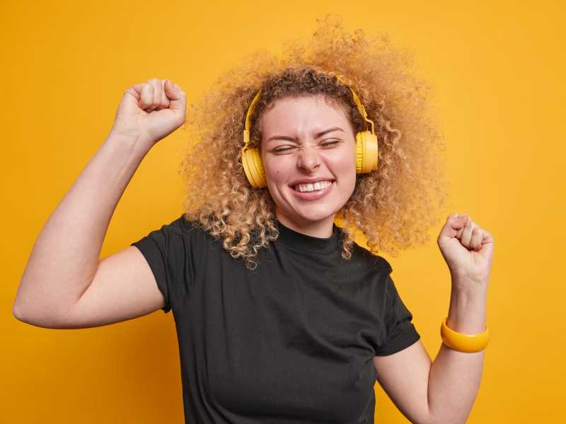 In Italia forse si legge poco, ma si ascolta un sacco. Il boom dei podcast fotografato da NIQ per Audible
