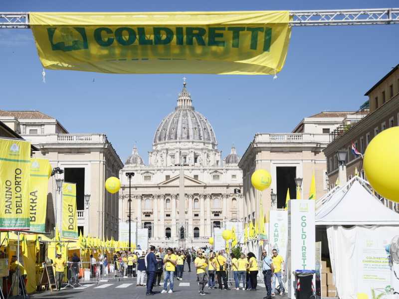 Su carne sintetica e Ogm, è scontro di incoerenze tra coldirettisti e ambientalisti