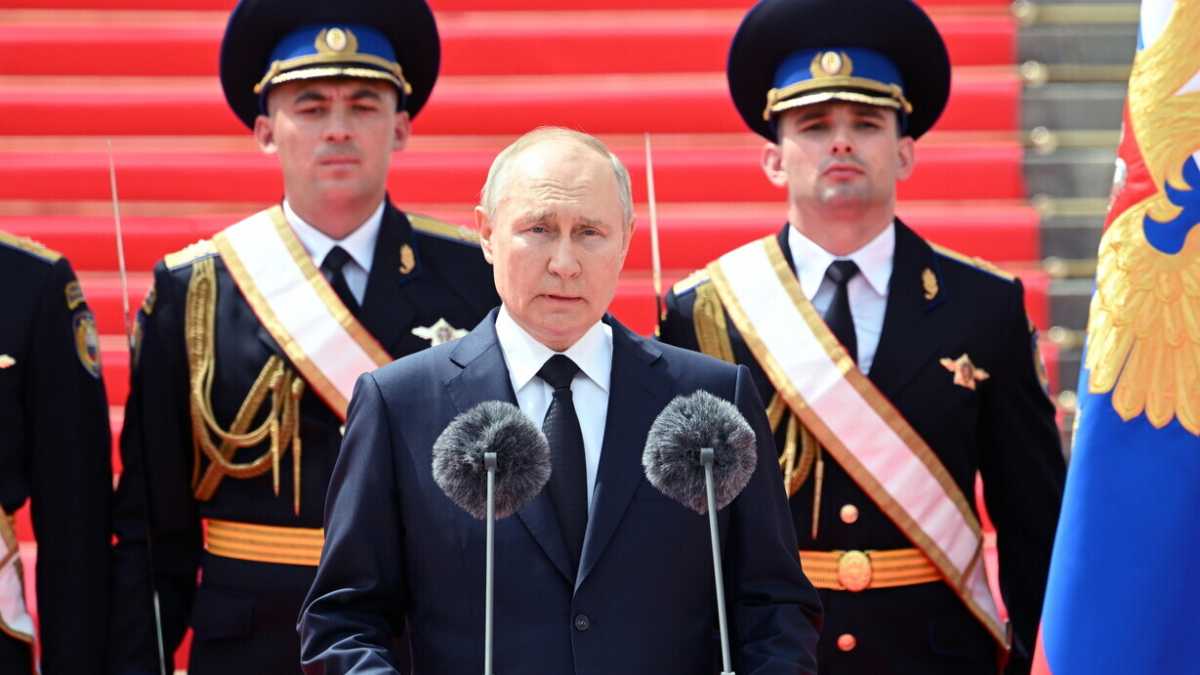 Immagine di I cambi di potere in Russia sono rumorosi e violenti, farsa e tragedia