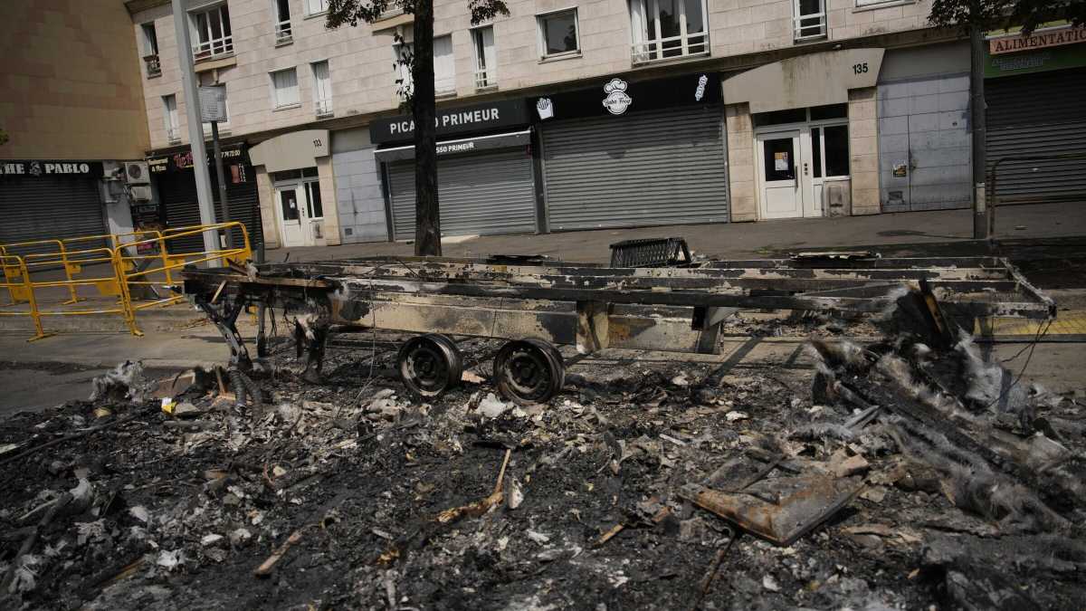 Immagine di Il contagio della colère. In Francia scontri con la polizia, che ha ucciso un 17enne