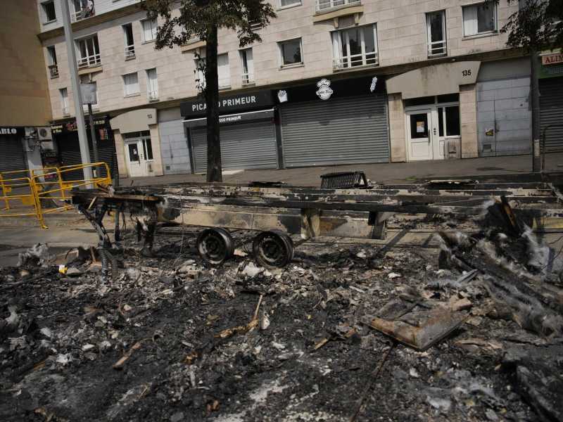 Un veicolo carbonizzato negli scontri a Nanterre (LaPresse)