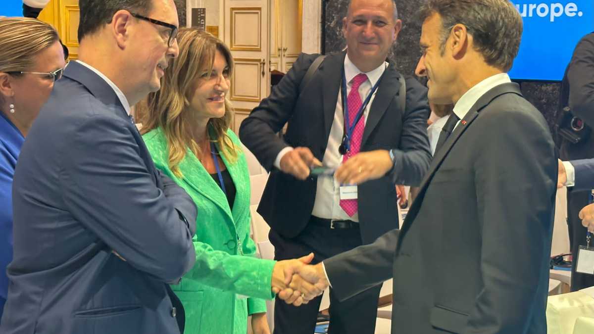 Immagine di Calenda e Renzi divisi anche a Bruxelles sulla lista unica per le Europee. Il leader di Azione: "Non è un obbligo"