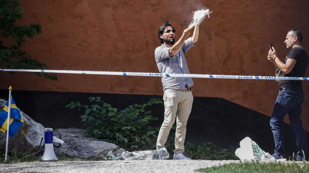 Immagine di Bruciato (di nuovo) il Corano a Stoccolma. Reazione dura della Turchia
