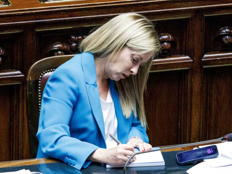 Meloni parla di "logica di pacchetto" in Ue. Ma rischia il pacco