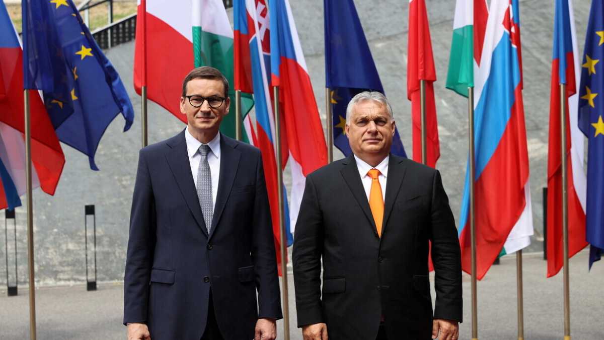 Immagine di Caos sovranista al vertice europeo. Polonia e Ungheria si oppongono all'accordo sui migranti