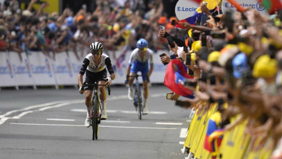 Immagine di Tour de France. La parata dei gemelli Yates alla festa di Bilbao