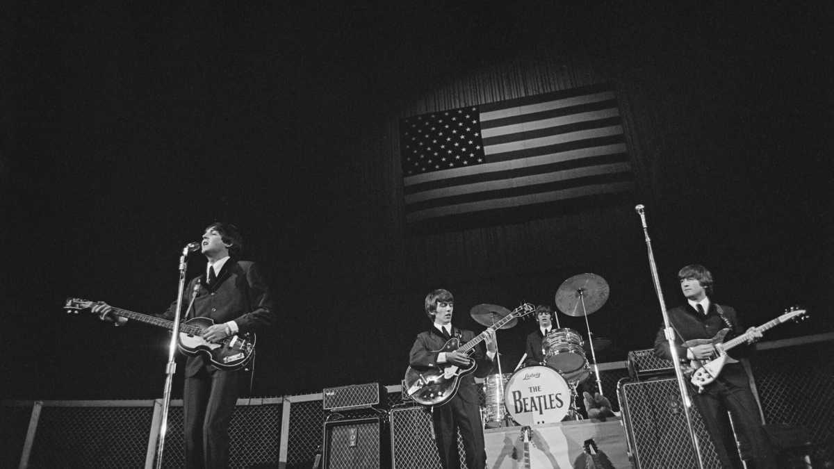 Immagine di Il ciclone Paul McCartney e la sua macchina fotografica in un libro