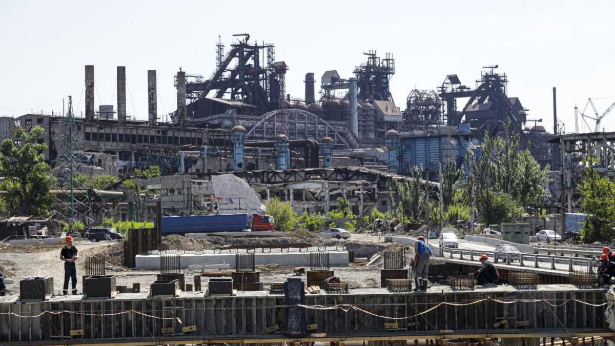 Immagine di Mariupol, la devastazione con vista Mare d'Azov
