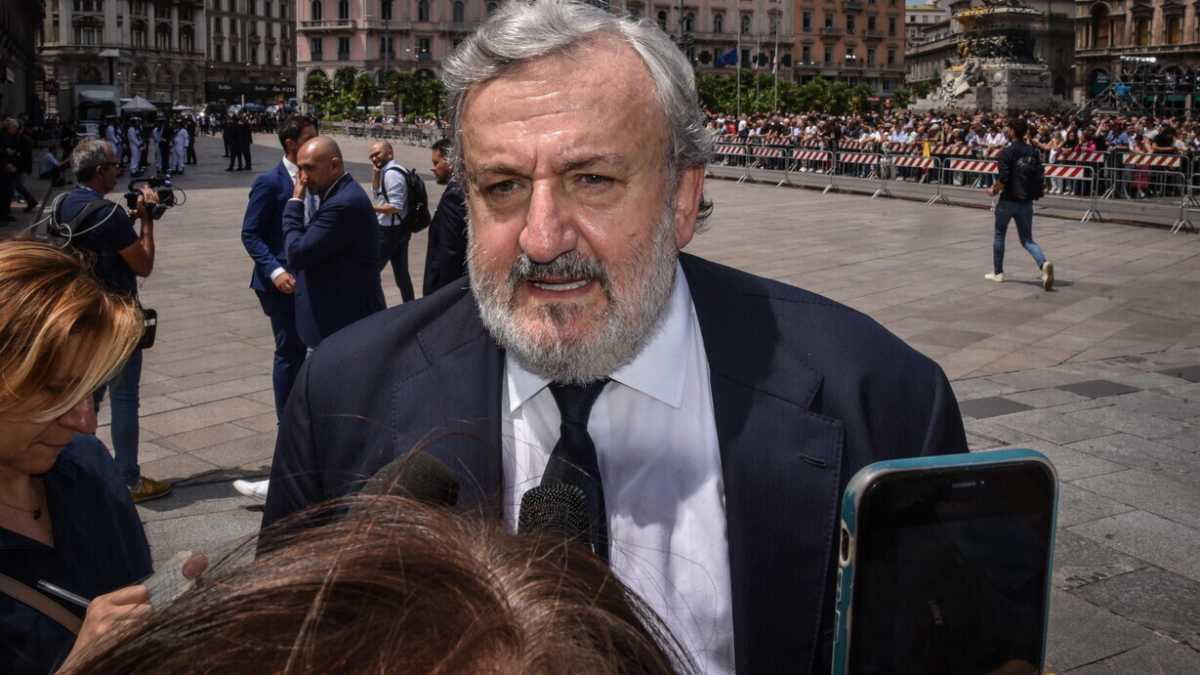 Immagine di Emiliano corteggia Forza Italia (e Iv) per fare a meno di Schlein