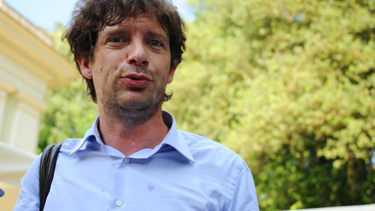 Immagine di Pippo Civati, da leader di Podemos italiano alla direzione di un locale