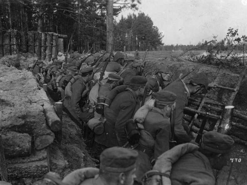 <span style="color: rgb(8, 8, 8); font-family: Lato, sans-serif; font-size: 14px;">Soldati in trincea in una foto del 1916 (Hulton Archive / Getty Images)</span>
