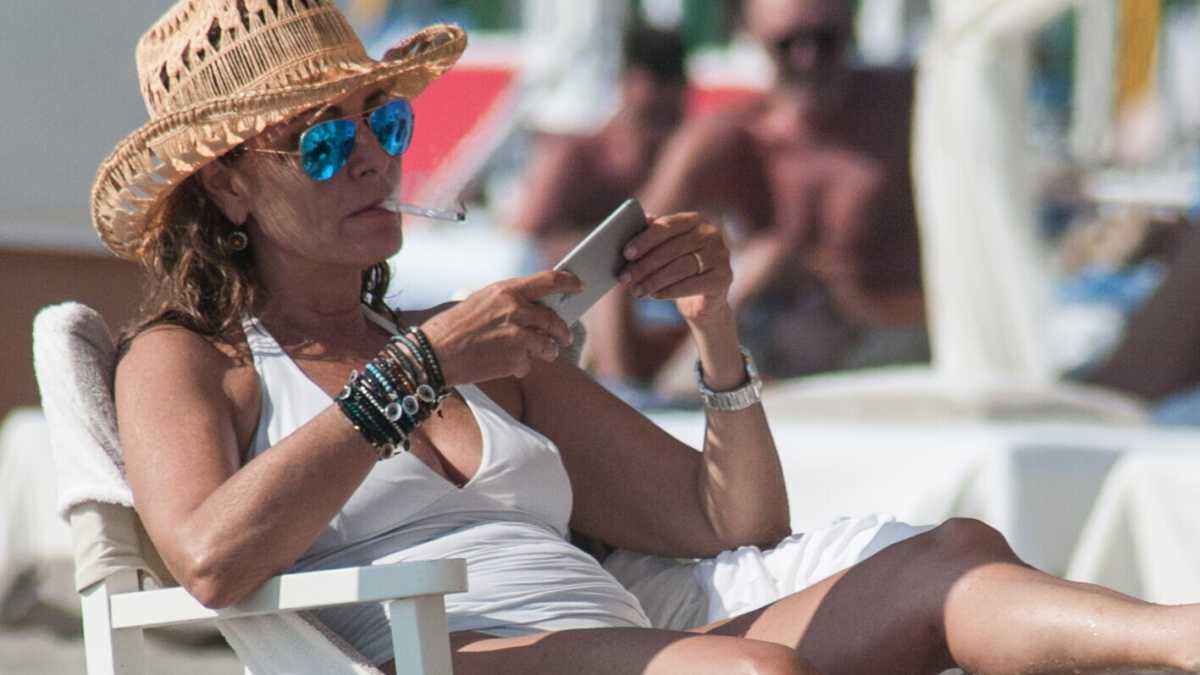 Immagine di Nostra signora delle spiagge. L'estate infinita di Daniela Santanchè