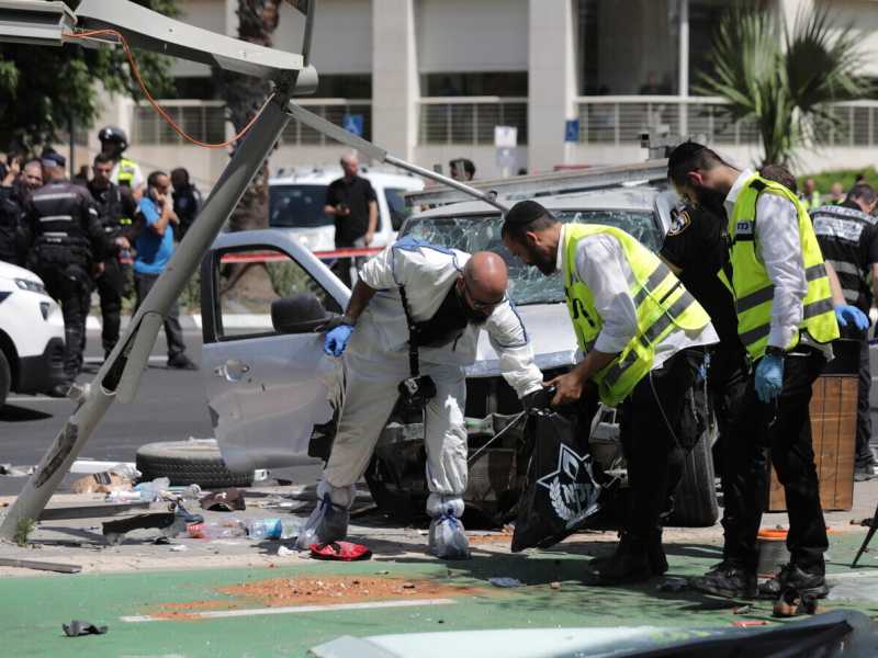 I rilievi delle forze di sicurezza israeliane dopo l'attentato a Tel Aviv (Ansa)