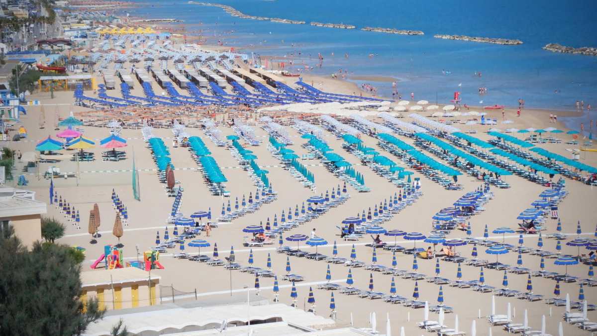 Immagine di Il governo ancora in difesa con l'Ue sulle concessioni balneari: "Non c'è scarsità"