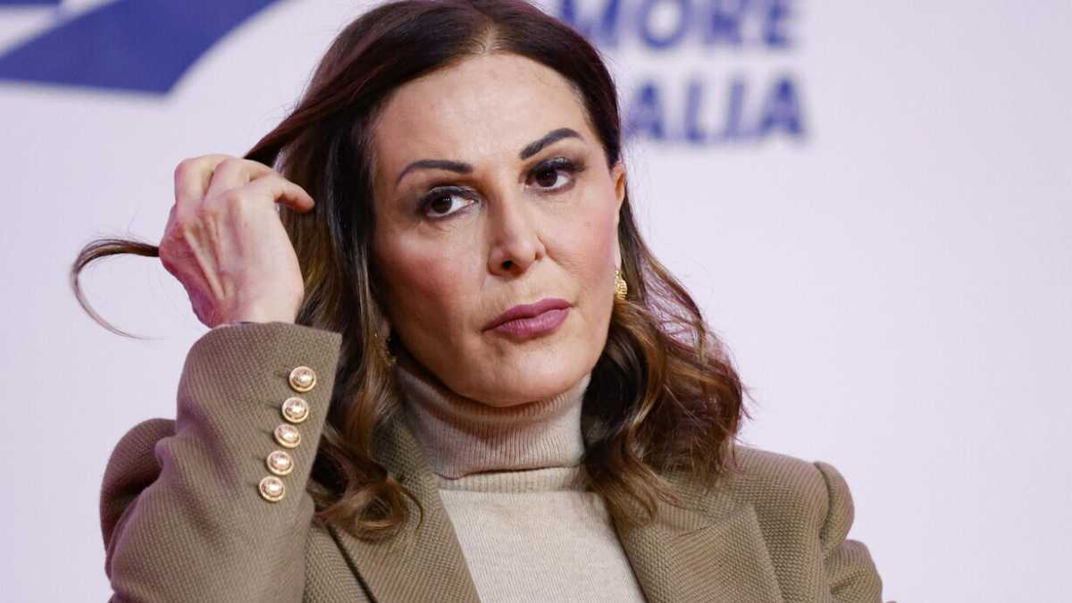 Immagine di Santanchè si difende in Senato. Ma il governo teme che la soap opera vada avanti per tutta l'estate