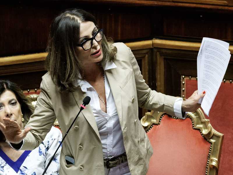 Santanchè si difende in un’Aula estiva e svogliata. Scene dal Senato