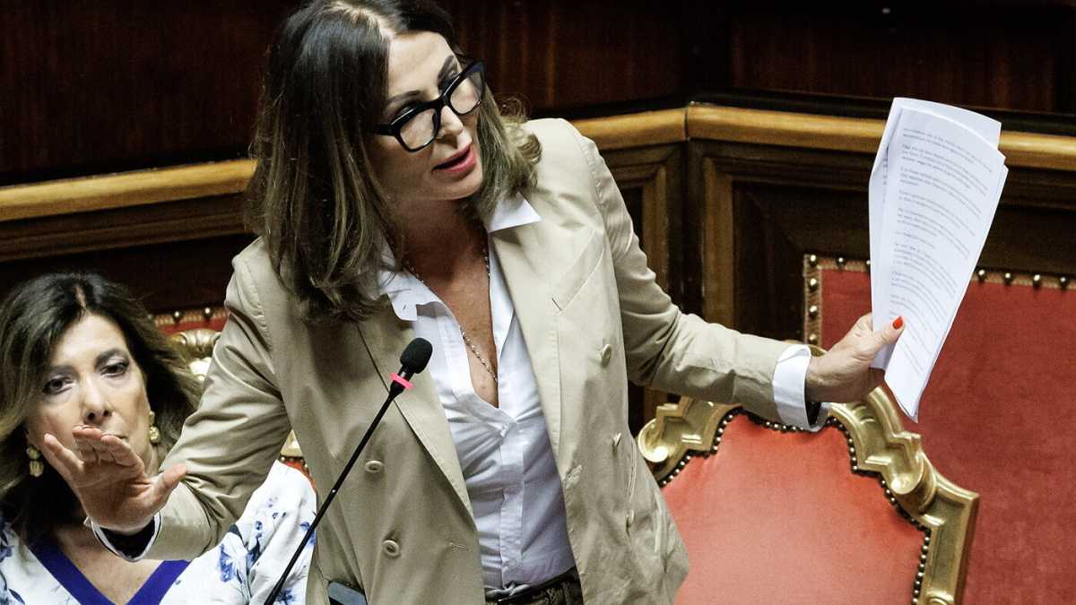 Immagine di Santanchè rasenta il ridicolo lamentandosi delle inchieste giornalistiche