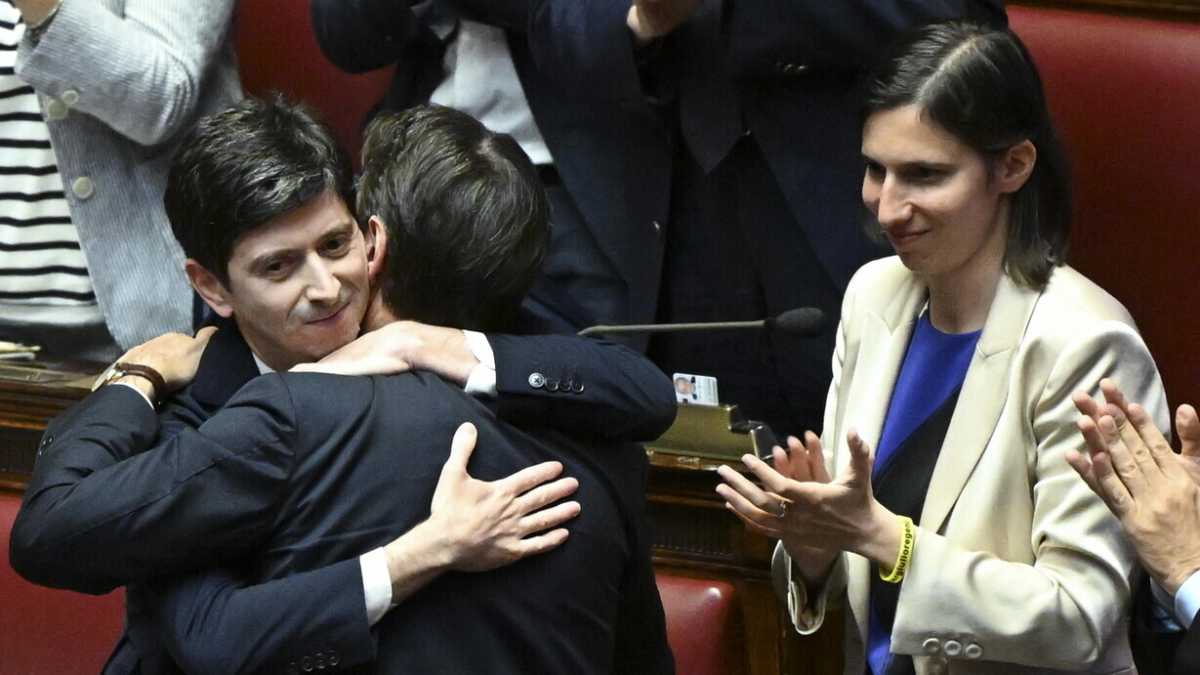 Immagine di Mozioni di sfiducia e colpi di teatro. Conte si prende la scena e Schlein lo rincorre