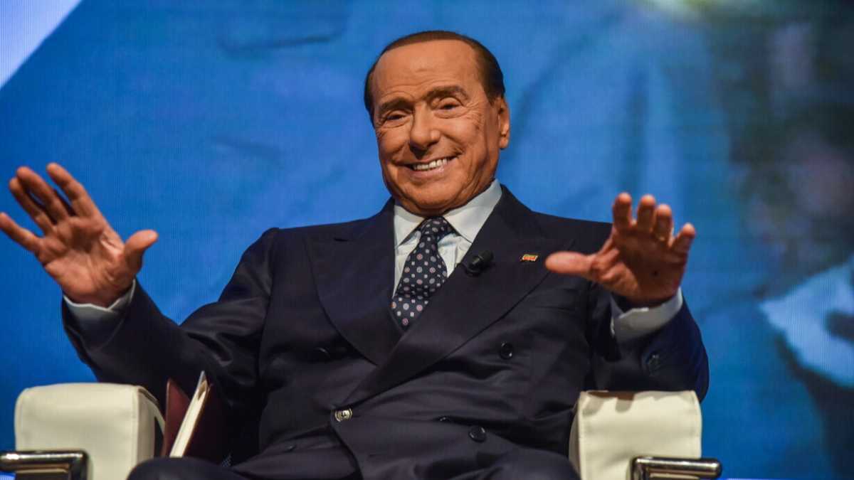 Immagine di La vita additiva di Berlusconi attraverso la rigida ostilità e la memoria altrui