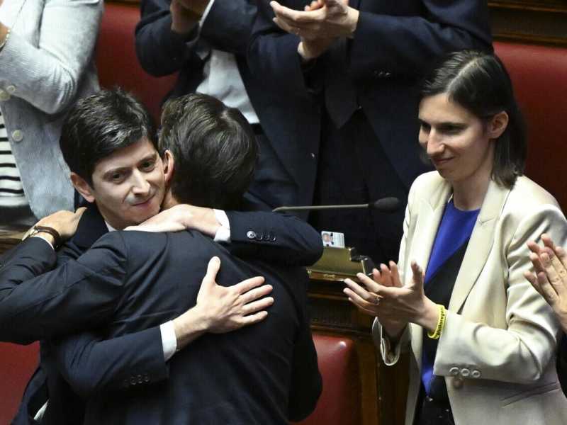 Mozioni di sfiducia e colpi di teatro. Conte si prende la scena e Schlein lo rincorre