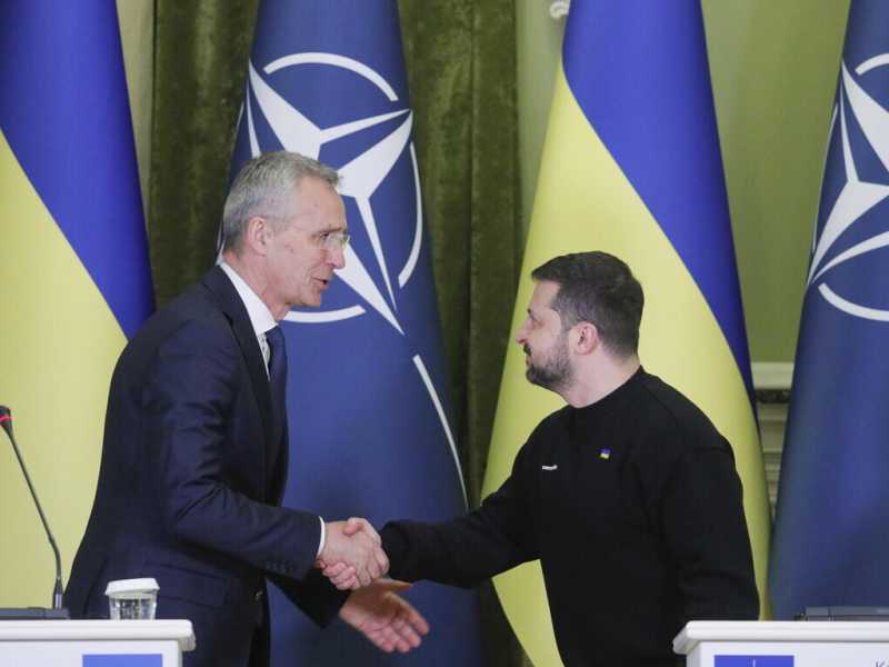 Volodymyr Zelensky con il segretario generale della Nato Jens Stoltenberg (Ansa)<br />