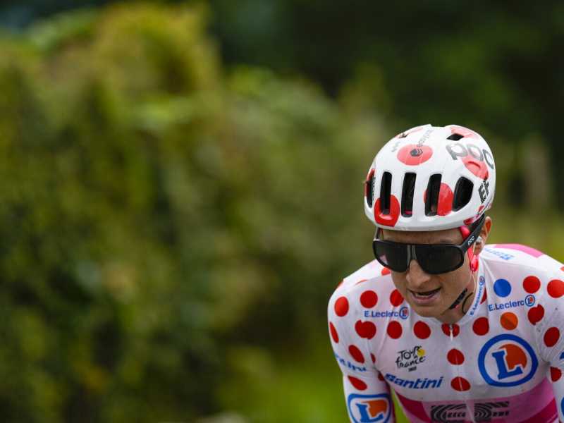 Neilson Powless in maglia a pois al Tour de France 2023 (foto Ap, via LaPresse)