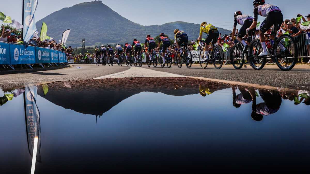 Immagine di Tour de France. La strana solitudine di Woods e Pogacar sul Puy de Dome