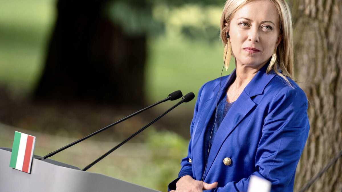Immagine di Meloni vola a Riga inseguita dai guai del governo
