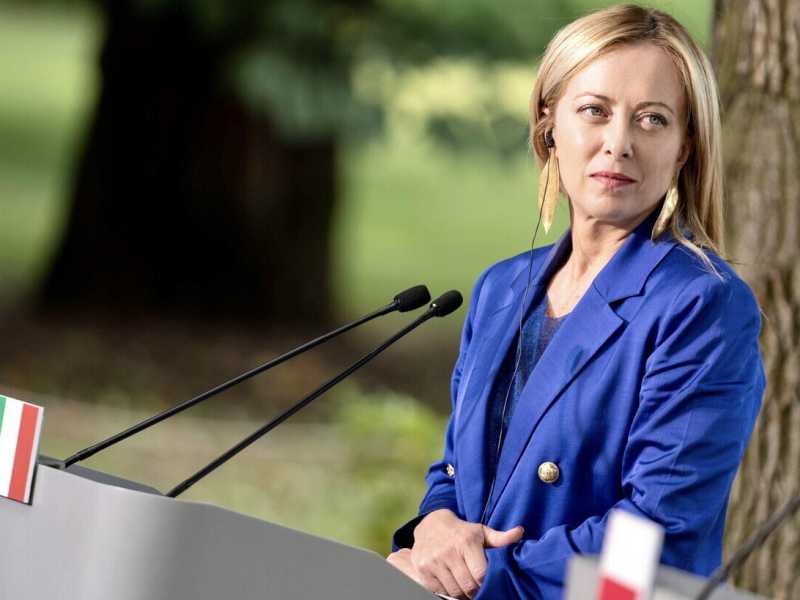 Meloni vola a Riga inseguita dai guai del governo