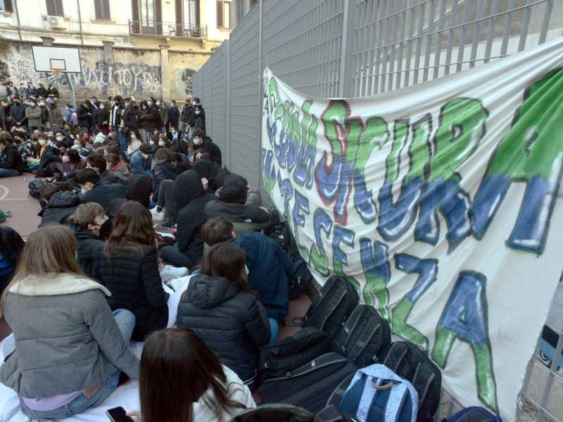 L&rsquo;occupazione del liceo scientifico Volta di Milano (Foto LaPresse)