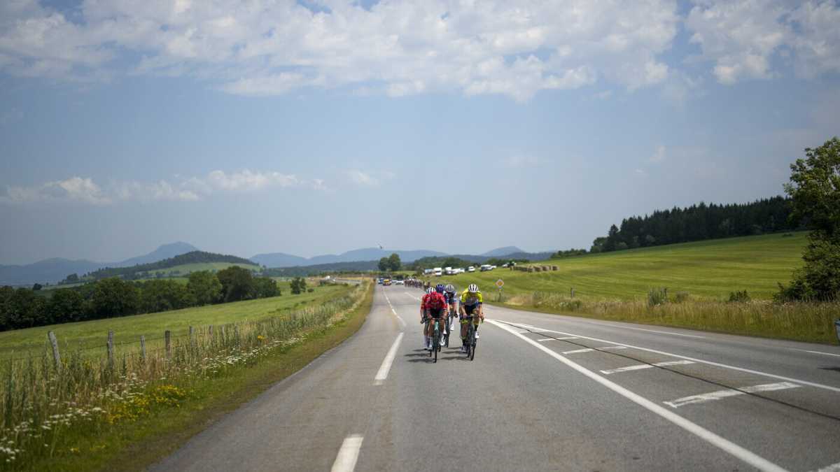 Immagine di Il Tour de France prima esplode, poi si ricompatta con la vittoria di Pello Bilbao nel nome di Gino