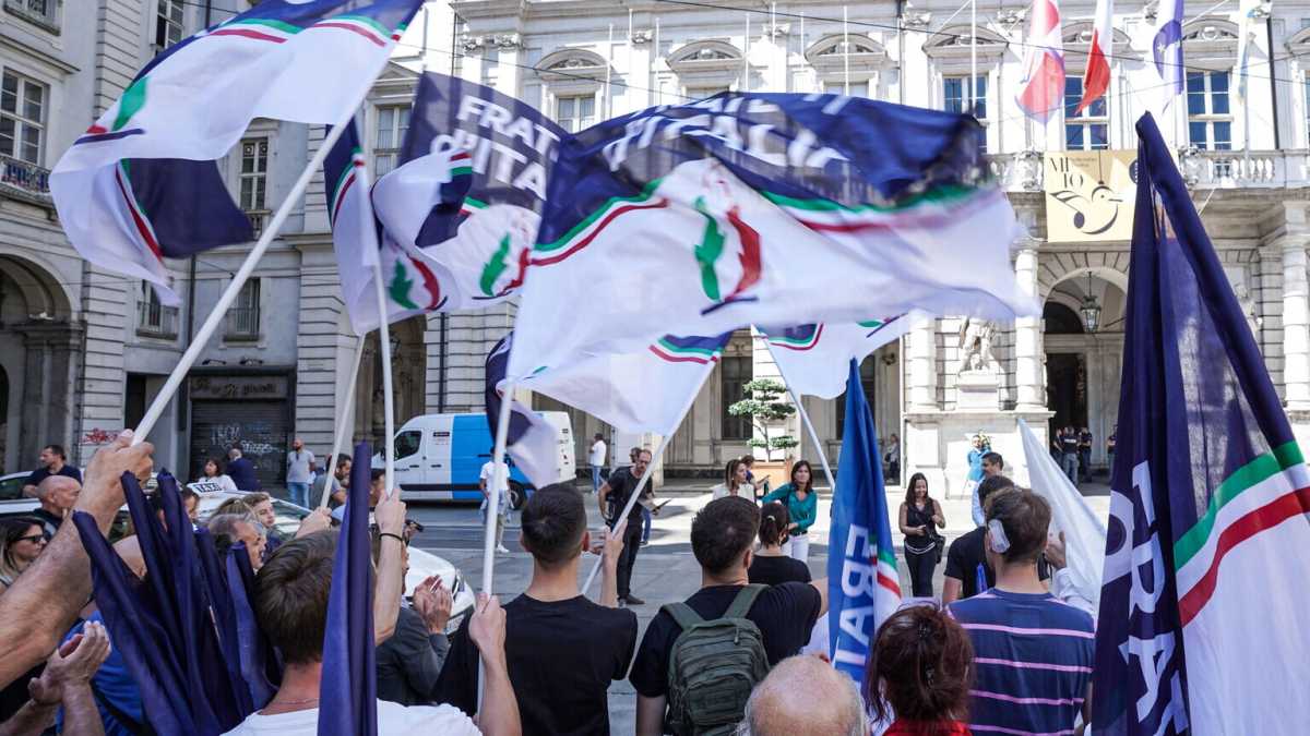 Immagine di FdI cresce di mezzo punto e aumenta il distacco sul Pd. Frena l'effetto Cav. per FI