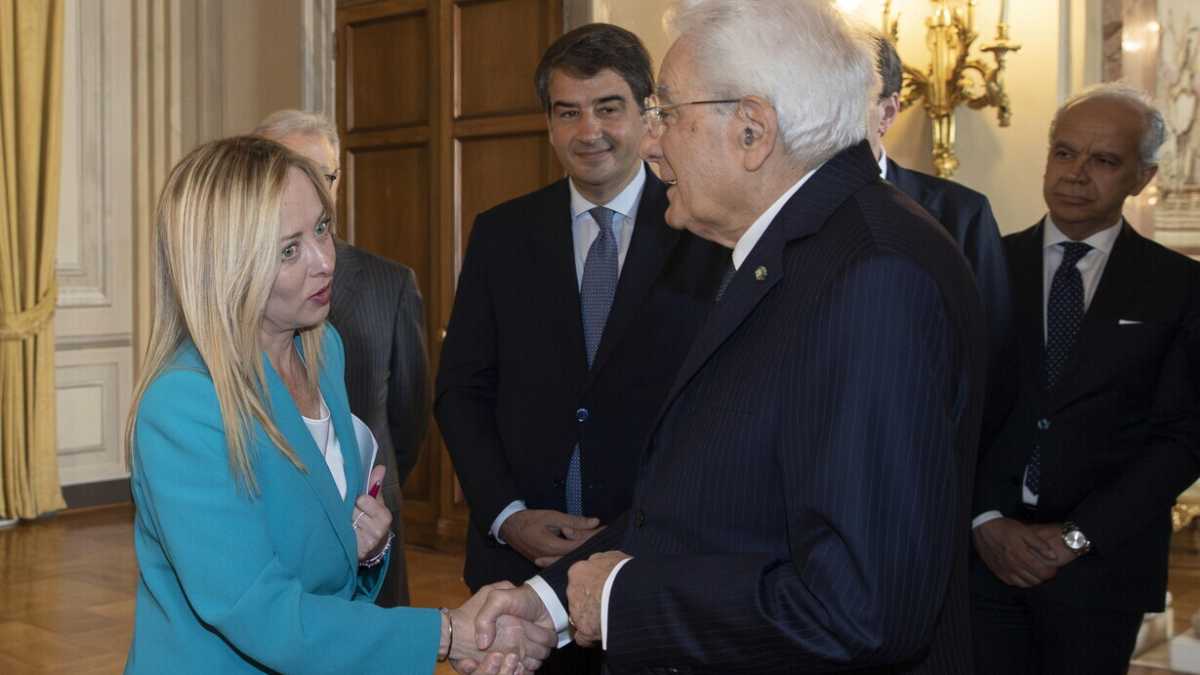Immagine di Mattarella in silenzio in attesa che Meloni pronunci parole distensive sui pm