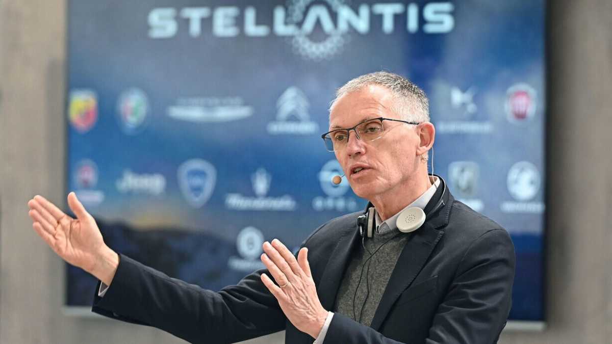 Immagine di I media di Elkann attaccano il governo, Stellantis chiede aiuti sulle auto