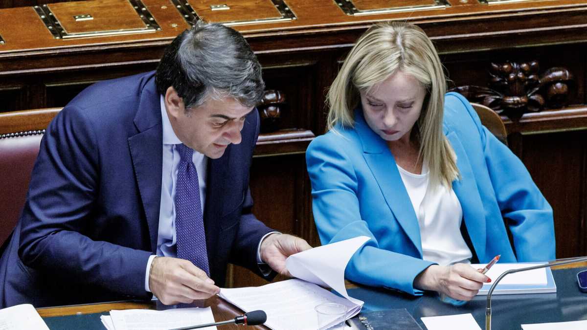 Immagine di In affanno sul Pnrr, il governo aggira il Parlamento alle prese con le ferie estive. E Gentiloni mormora